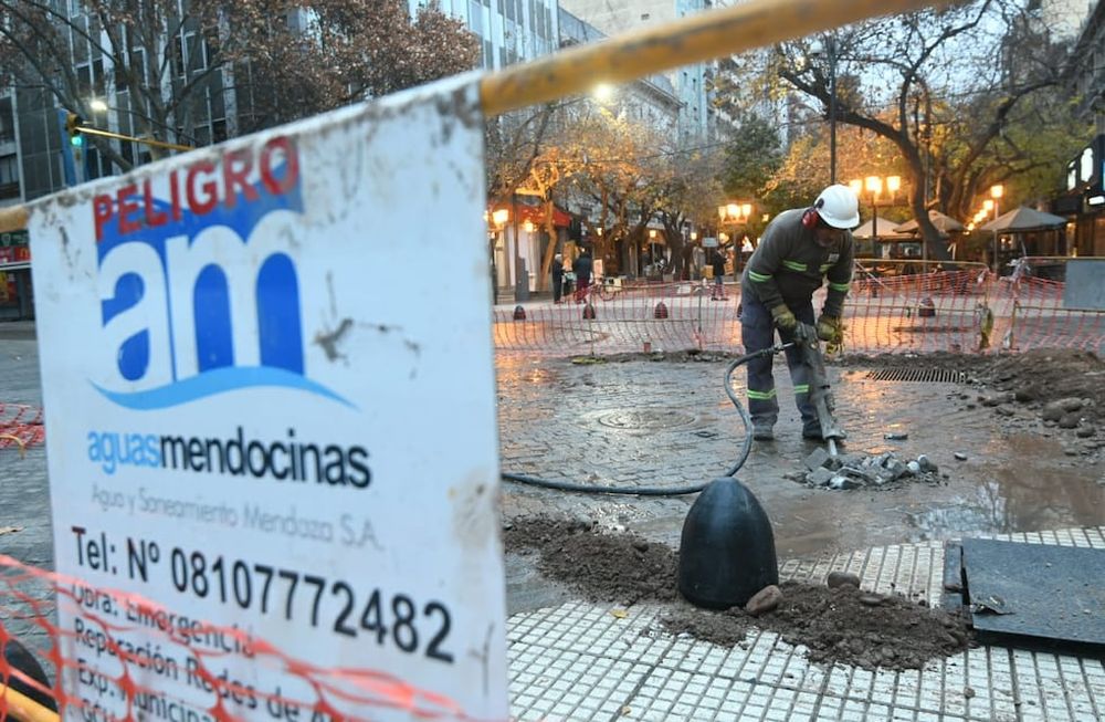 Aguas Mendocinas anuncia que habrá cortes de agua durante el miércoles en Ciudad y Las Heras. José Gutiérrez /  Los Andes