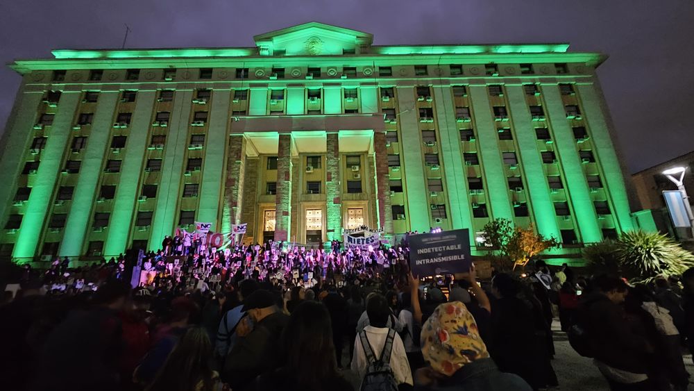 La marcha por el Día de la Memoria en Mendoza culminó en Casa de Gobierno.