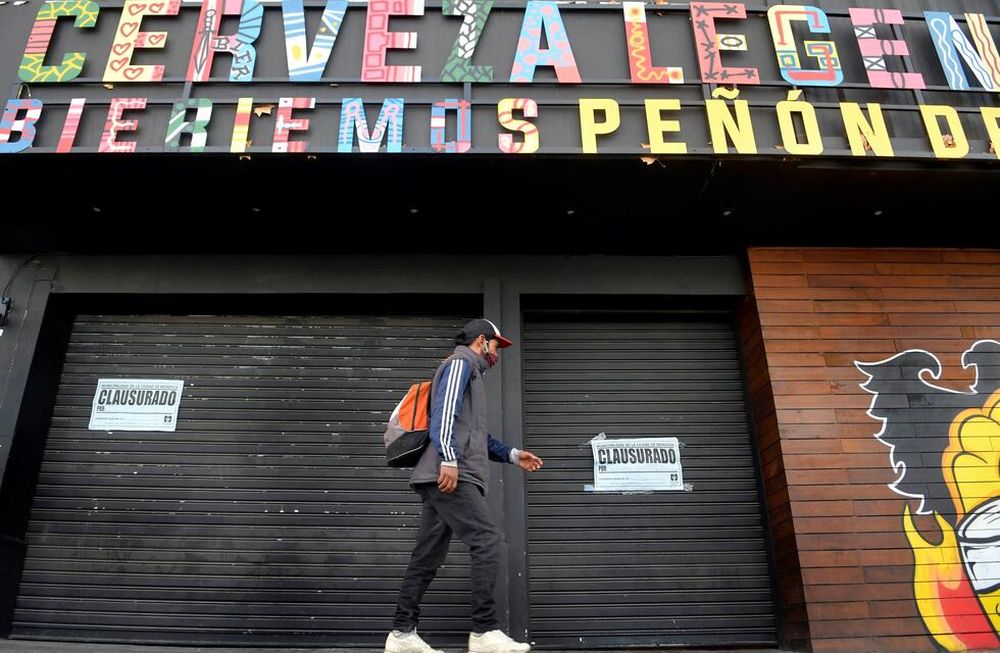 Una cervecería en la calle Arístides Villanueva fue clausurada por no cumplir los protocolos de la cuarentena. Foto: Orlando Pelichotti / Los Andes