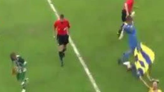 Fútbol curioso: iba a empezar el partido y una porrista se llevó por delante al capitán de un equipo
