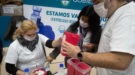 Los Andes | Mariana Vidal y Miguel Ángel Sosa, dos futuros enfermeros que comenzaron a trabajar como voluntarios en la vacunación a principios de año y hoy están son parte de una beca para completar sus prácticas y recibirse de enfermeros. Foto: Ignacio Blanco / Los