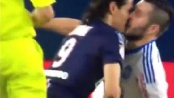 Dos estrellas de fútbol se pelearon y ¿hubo piquito de reconciliación?