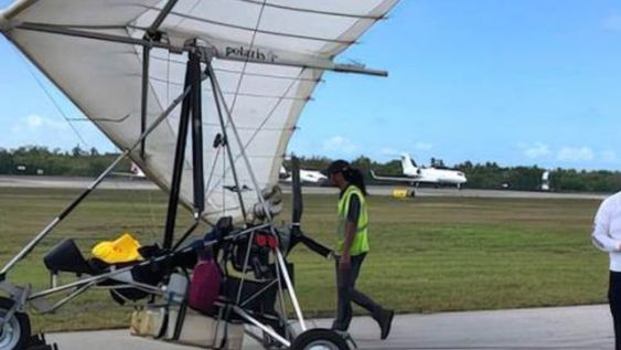 Dos migrantes cubanos utilizaron un ala delta motorizada para recorrer 145 kilómetros desde la isla a Key West. Gentileza: VPI TV.