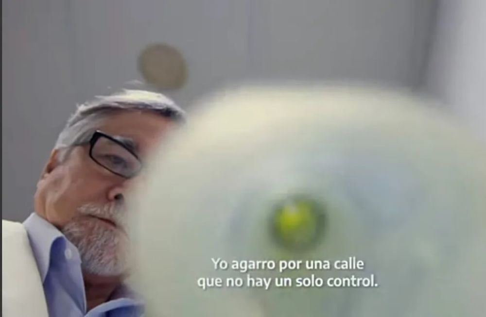 Sobre el final, un médico se acerca a un paciente con coronavirus y le coloca una máscara de oxígeno pero el profesional no usa barbijo.