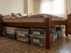 como aprovechar el espacio debajo de la cama para ganar lugar y mantener el dormitorio ordenado