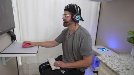 Un joven transformó su inodoro en una consola gamer para jugar en el baño mientras hace sus necesidades.