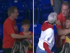 Béisbol: una fanática obligó a un niño a entregar la pelota que su padre había atrapado y regalado