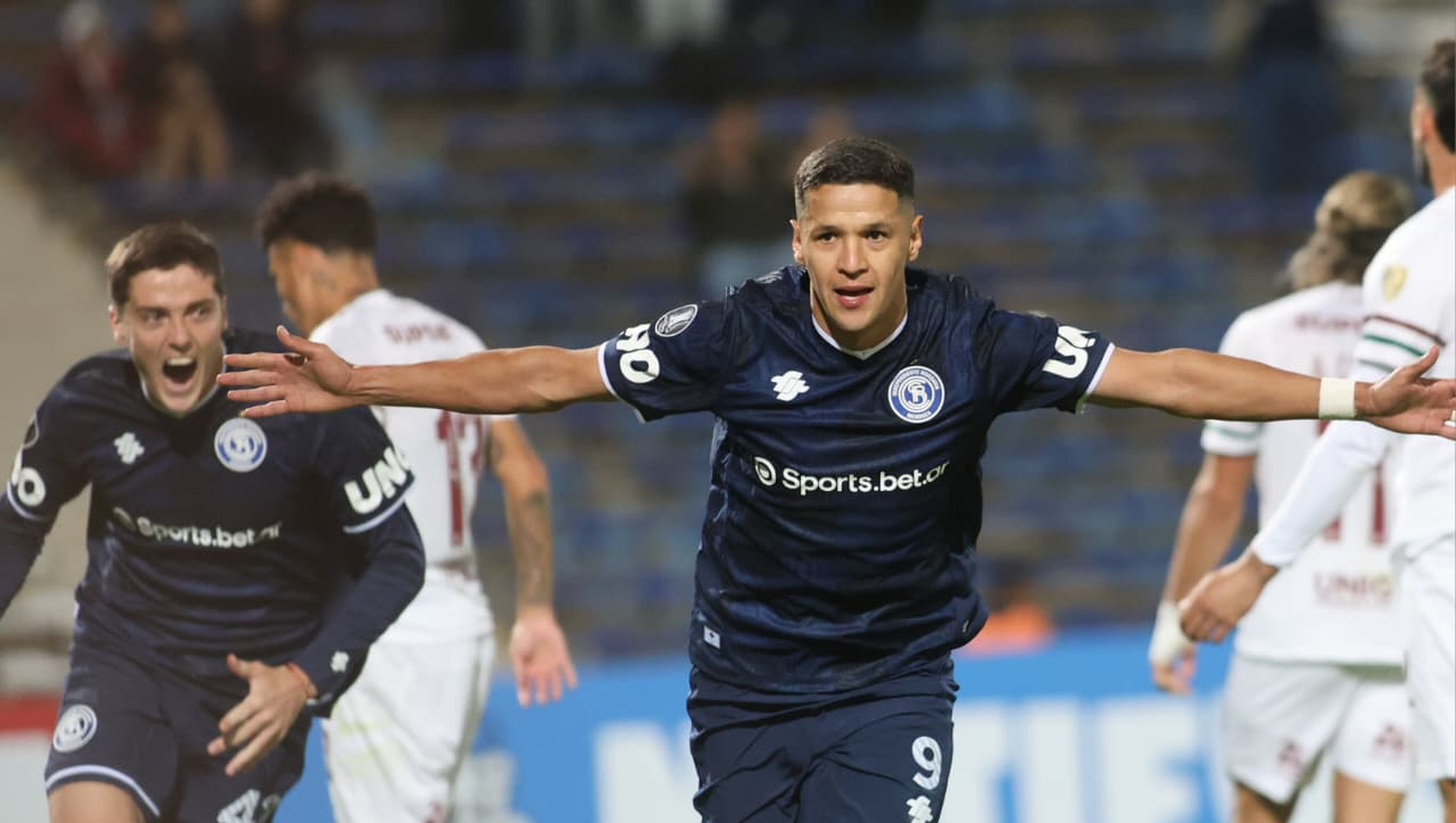 En el inicio segundo tiempo apareció el histórico goleador de la Lepra, el paraguayo Alex Arce para poner en ventaja a su equipo en el Malvinas.
