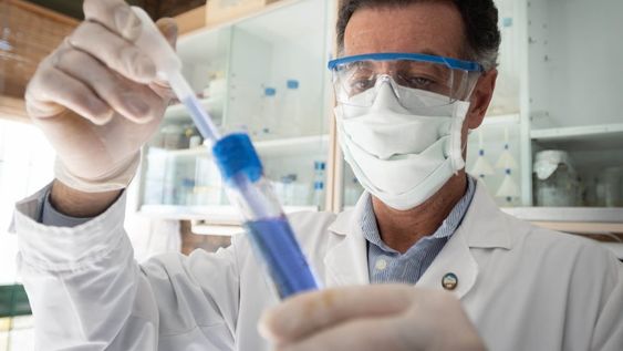 Walter Manucha, el investigador mendocino que busca ganarle al Covid-19 con vitamina D