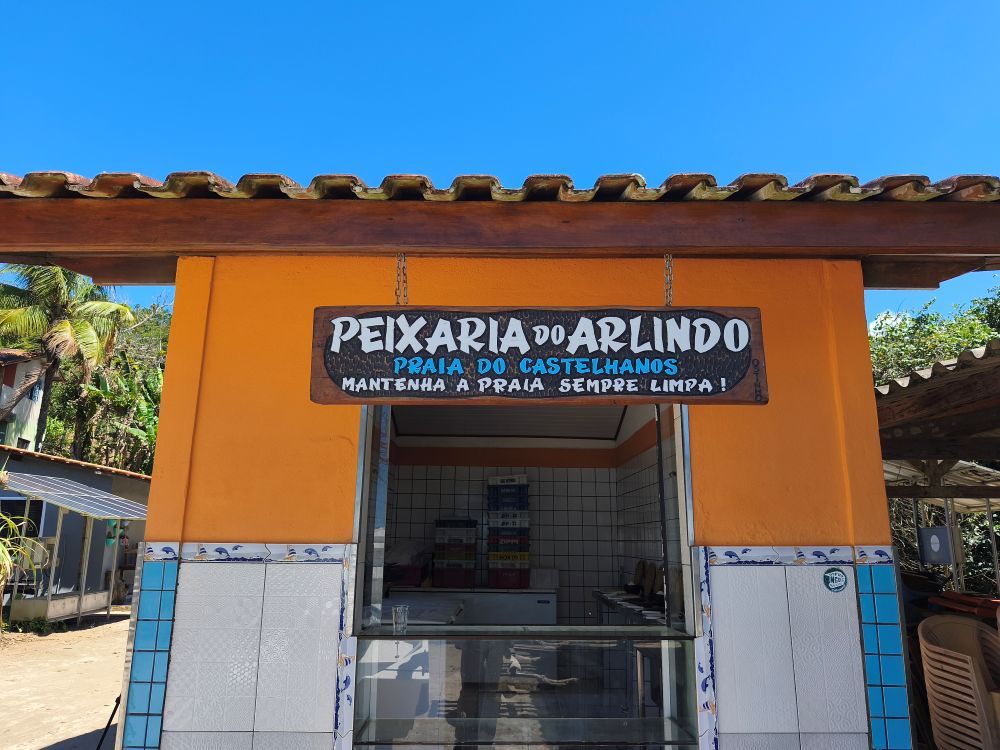 La “Pescadería de Arlindo”, en la playa de Castelhanos. Allí se desarrolla una experiencia de salado de pescado que forma parte de un programa de turismo de base comunitaria (TBC), que en los últimos años ha tenido un fuerte impulso en todo Brasil.