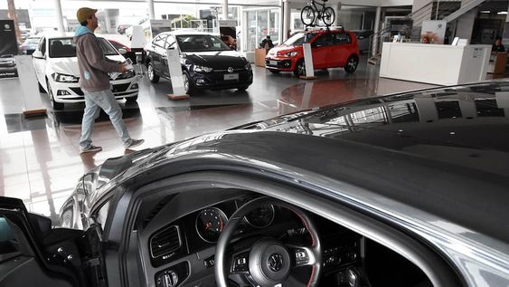 El impuesto al dólar abre una puerta para conseguir autos más baratos: ¿cómo hacerlo?