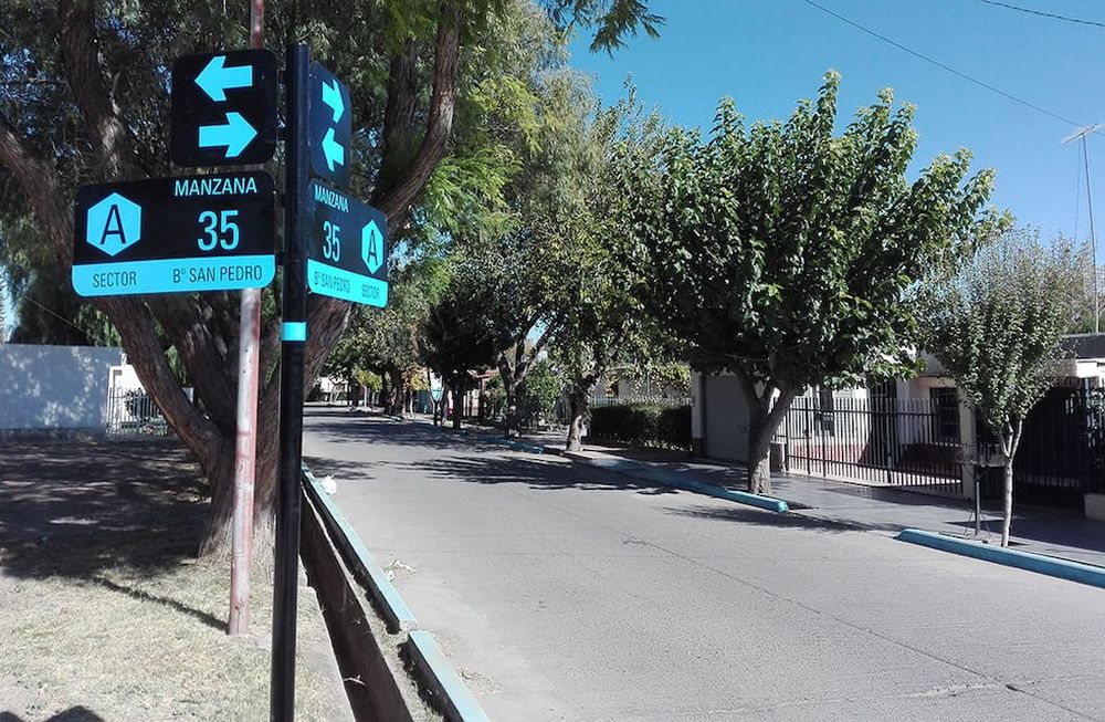 Para cualquier foráneo, entrar y transitar por al barrio San Pedro es una aventura ya que cuesta mucho ubicarse. Por eso, en los ingresos hay planos explicativos.  Foto: Gentileza Municipalidad de San Martín