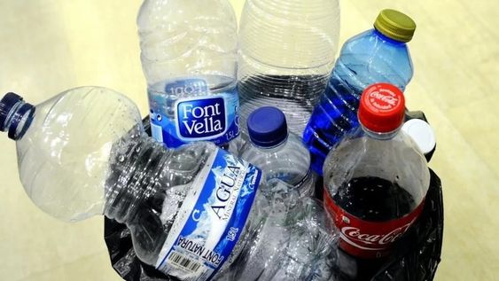 Cómo reciclar las botellas de gaseosa vacías para decorar tu hogar en Navidad.