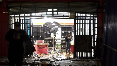 Los Andes | Violento saqueo a un supermercado chino en Moreno: destrozaron el comercio y lo prendieron fuego. Foto: Clarín.