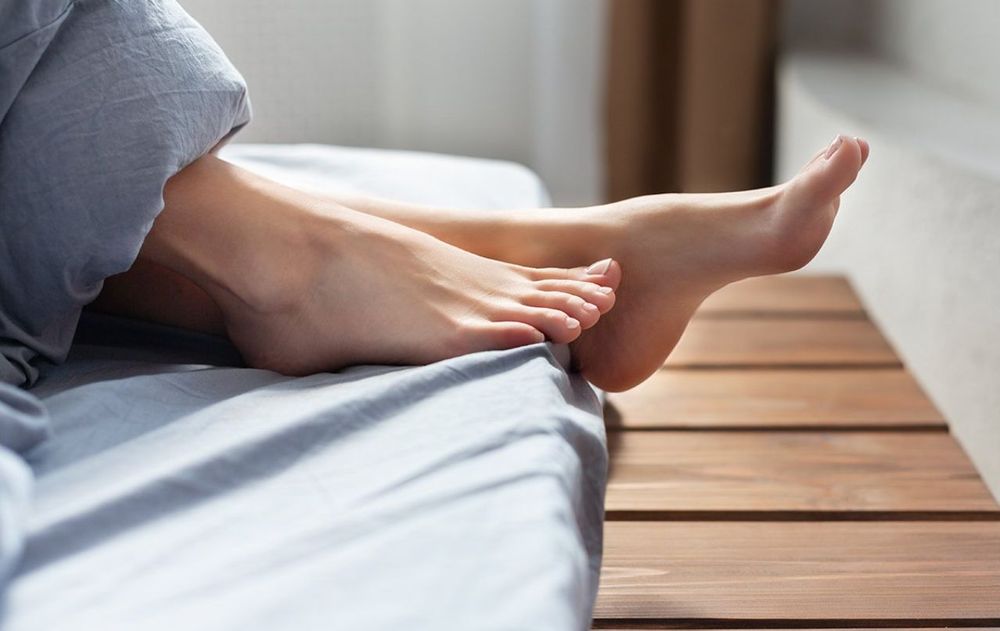 Lavarse los pies al dormir relaja el cuerpo y favorece un descanso más profundo.