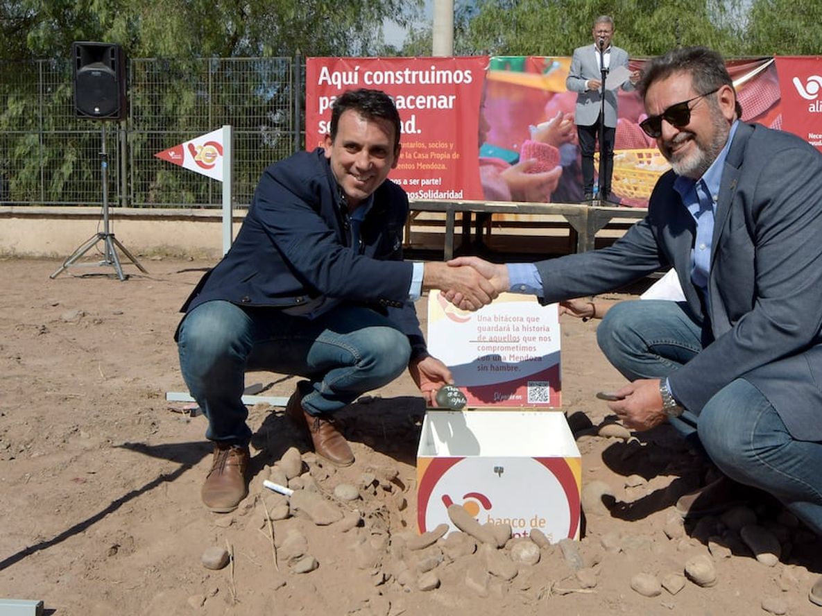 El intendente Tadeo García Zalazar y el presidente del Banco, Daniel Ortiz, anunciaron la construcción de la sede. Foto: Orlando Pelichotti / Los Andes