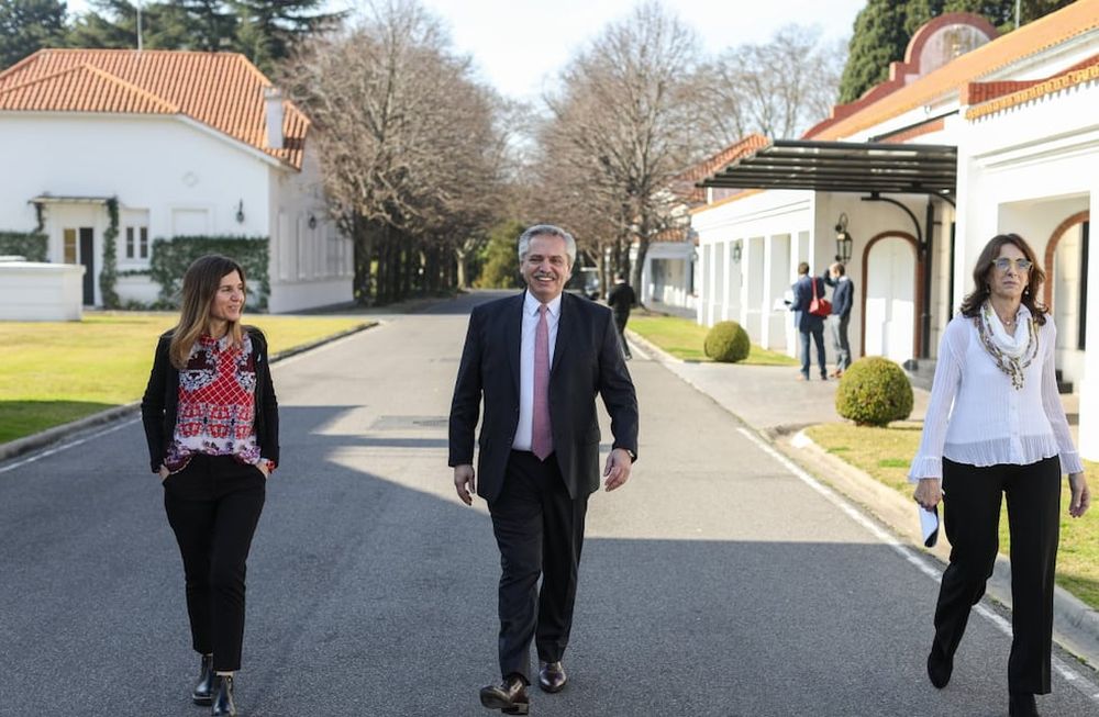 Caminata. Fernanda Raverta (Anses), Alberto Fernández, y María Eugenia Bielsa (Desarrollo Territorial y Hábitat), caminan por la residencia de Olivos antes del relanzamiento. Foto: Presidencia de la Nación