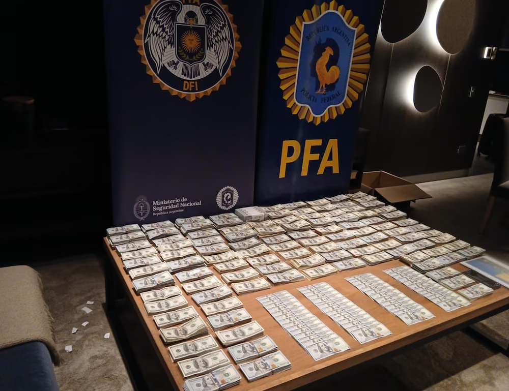 Dinero en efectivo secuestrado en los allanamientos realizados en domicilios vinculados al extitular de ARSAT, Facundo Leal, durante una investigación.