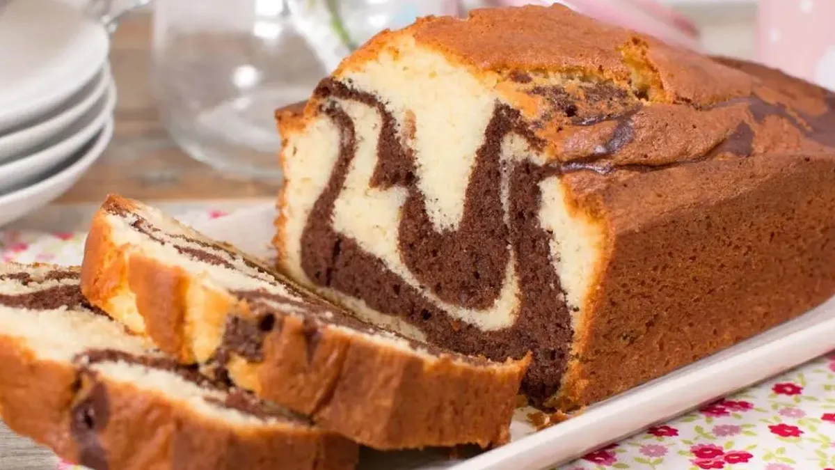 Budín mágico que cambia de sabor según cómo lo cortes: el truco más divertido de la pastelería