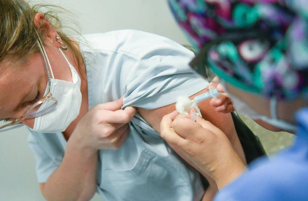 Desde el Gobierno aseguran que ya aplicaron más de 200 mil vacunas Sputnik V de la primera dosis, ahora esperan que llegue el segundo lote. - Orlando Pelichotti / Los Andes