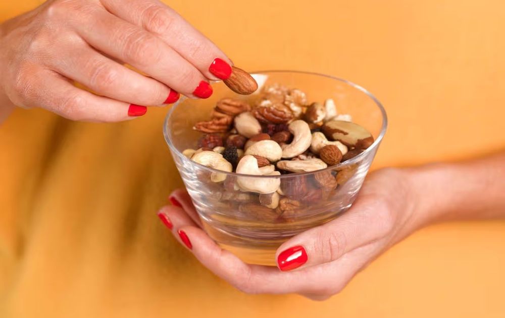 Los especialistas aconsejan optar por frutos secos crudos o tostados.