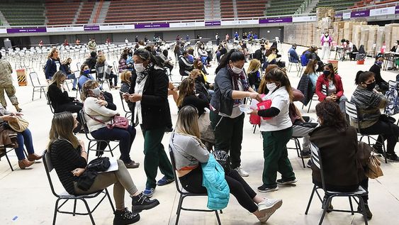 Se inoculará con primeras dosis a docentes y no docente de los grupos 2, 3 y 4 mayores de 40 años sin comorbilidades. Foto: José Gutierrez / Los Andes