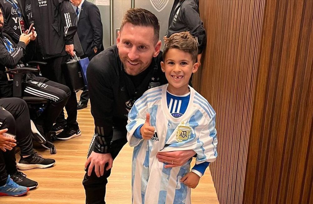El goleador de Boca se acercó al vestuario de la Selección Argentina y varios de sus excompañeros, entre ellos Leo, se fotografiaron junto al pequeño Felipe. / Gentileza.