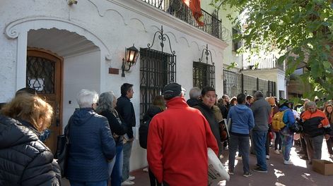 Filas para tramitar la ciudadanía en el consulado de España en Mendoza. | Foto: Archivo / Los Andes)