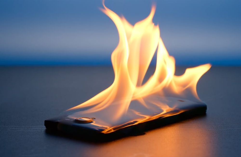 ¡Peligro, celular! Por qué puede explotar y cómo evitarlo