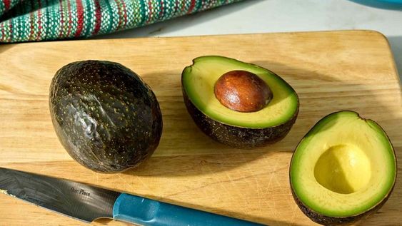 Un simple cambio en la forma de conservar una palta ayuda a mantener su textura cremosa durante más tiempo.