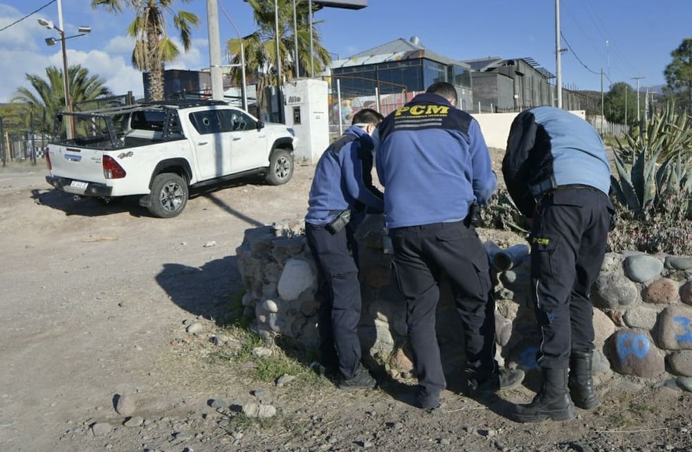 Un joven de 30 años está internado y entubado tras ser apedreado a la salida de una fiesta clandestina. Foto: Orlando Pelichotti / Los Andes.