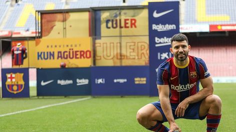 El delantero argentino Sergio Kun Agüero posa al ser presentado como nuevo jugador del Barcelona