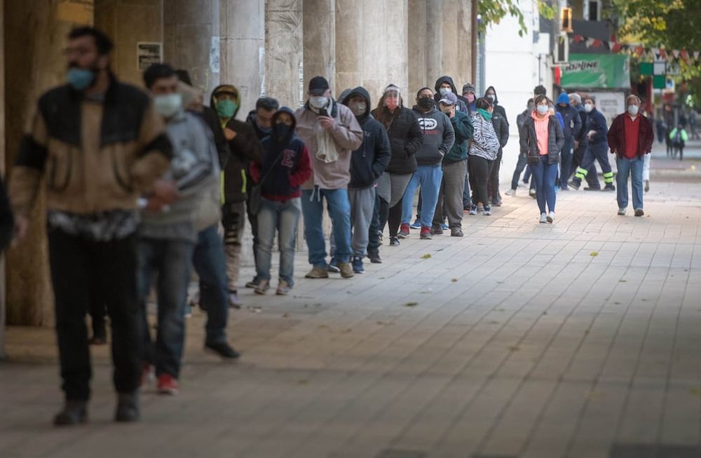 Pago del Ingreso Familiar de Emergencia (IFE) destinado a los sectores más vulnerables de la economía que se vieron perjudicados por la cuarentena obligatoria. Foto: Ignacio Blanco / Los Andes