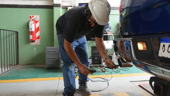 Service. El cambio de aceite y filtros, sumada a la rotación, alineación y balance de neumáticos, tiene un costo cercano a los $ 6.000 para autos chicos en la provincia. Foto: José Gutierrez/ Los Andes