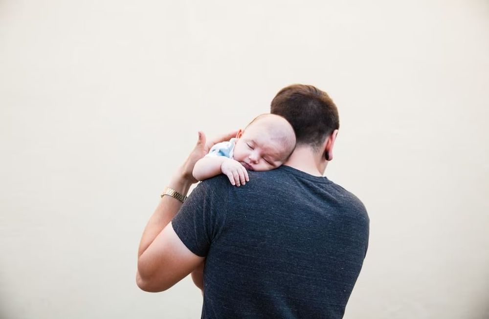 Los jóvenes que participaron en el estudio tras ser padres experimentaban fuertes descensos en los niveles de testosterona. Foto: Getty Images