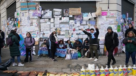 Militancia peronista en el departamento de Cristina Kirchner en el barrio porteño de Constitución