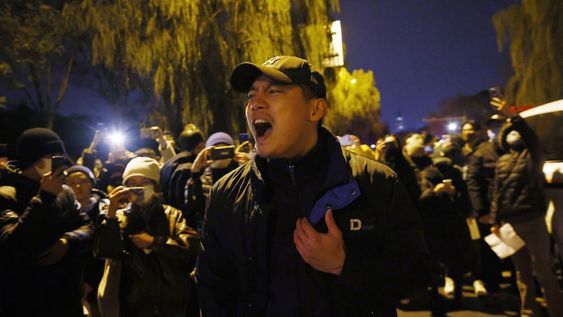 Un manifestante grita durante una protesta desencadenada por un incendio en Urumqi que mató a 10 personas en Beijing, China, el 27 de noviembre de 2022. Protestas contra las estrictas restricciones de Covid de China han estallado en varias ciudades, incluidas Beijing y Shanghai, desencadenadas por un incendio en una torre que mató 10 personas La capital de Xinjiang, Urumqi. Foto: EFE/EPA/MARK R. CRISTINO