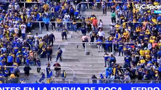 Varios golpes en la tribuna de Boca previo al partido por CopaArgentina. Las banderas que tapaban la visión iniciaron las peleas. / Gentileza.