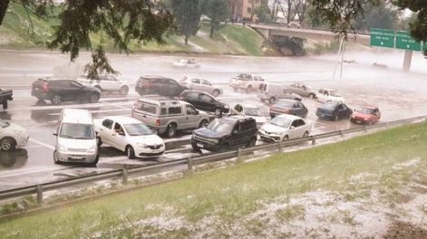 Los Andes | Decenas de autos sufrieron los daños del granizo y los talleres de chapería no dan abasto.