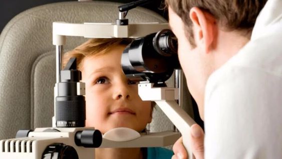 Anteojos con filtro azul en niños, ¿un arma de doble filo?
