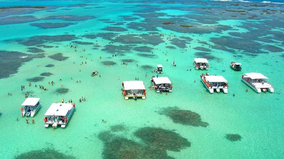el sereno pueblito de brasil con aguas calmas: un lugar familiar de playas amplias y arena fina