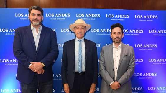 El presidente provisional del Senado, Martín Kerchner; el ministro de la Corte, José Valerio; y el director de contenidos de Los Andes, Pablo Dellazoppa. Foto: Los Andes