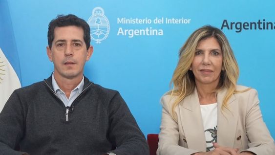 El ministro De Pedro y una funcionaria en el mensaje de esta noche.