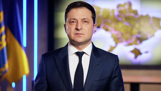 El presidente que está siendo atacado, Volodimir Zelenski afirmó que su ejército tiene controlada la capital y sus alrededores. De todas maneras, se dispuso un toque de queda hasta el lunes, varios países aceleraron el envío de armas para asistir a los locales.