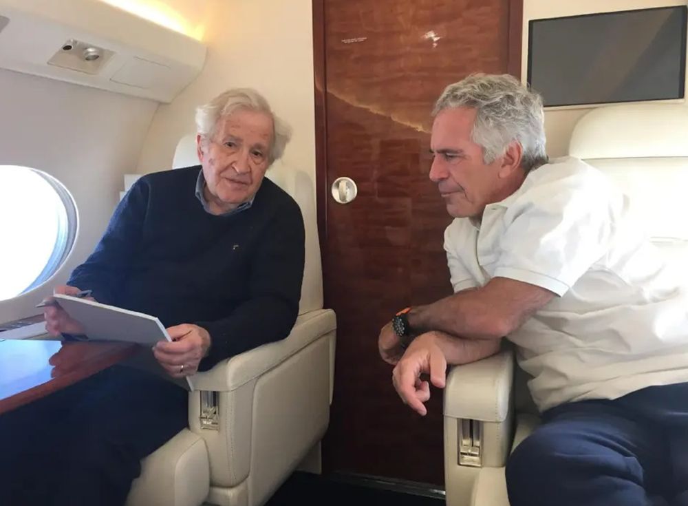 Una de las imágenes más destacadas es la que muestra a Noam Chomsky, un prominente filósofo y activista, junto a Epstein durante un viaje en avión.