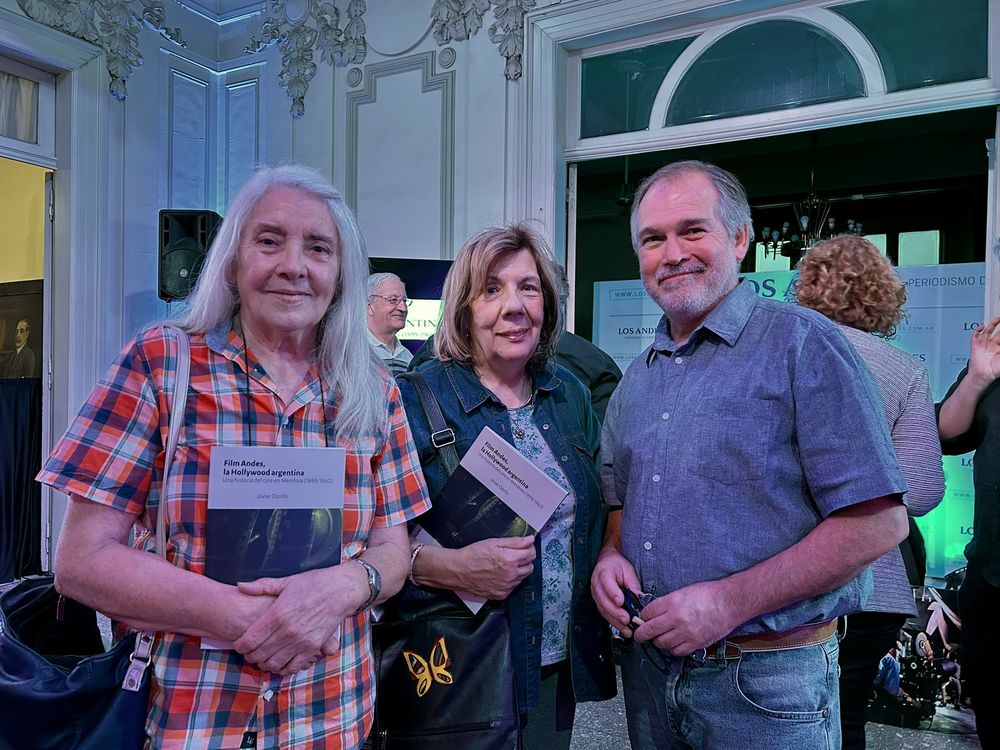 Norma Cisterna, Gloria Bratschi y Javier Ozollo: amigas del cine y lectura atenta en una presentación que sumó memorias y preguntas.  