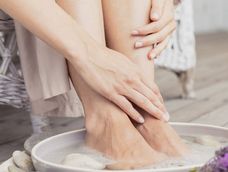 Lavarse los pies al dormir relaja el cuerpo y favorece un descanso más profundo.