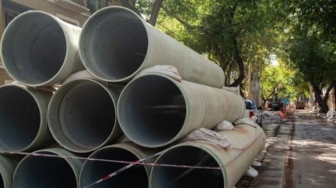 La obra Colonia Segovia–El Paramillo será ejecutada por AYSAM y financiada con fondos del resarcimiento por promoción industrial, con un esquema de reembolso a 10 años.