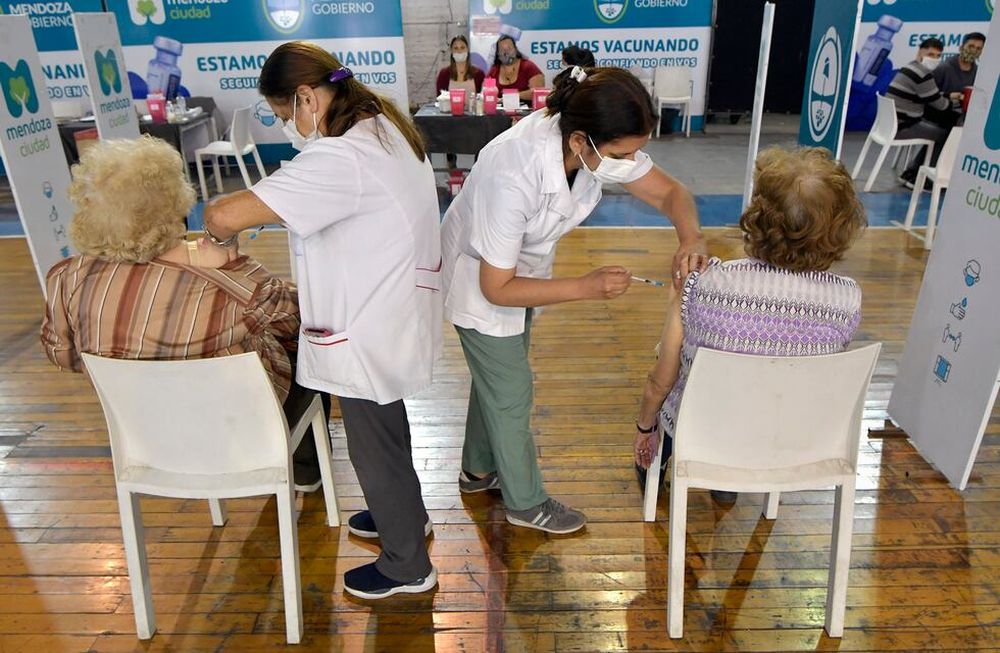 CONAIN acordó junto con los ministerios de salud de todo el país comenzar con la aplicación del segundo refuerzo de vacunación COVID-19 en grupos priorizados. / Foto: Orlando Pelichotti