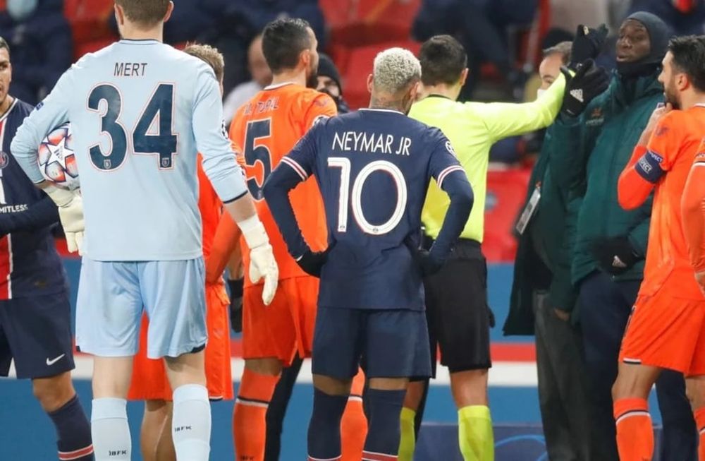 Los jugadores de Istambul Basaksehir abandonaron la cancha en medio del partido